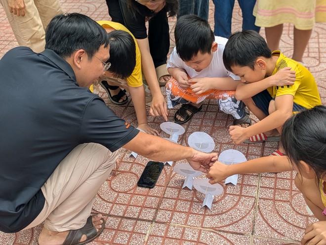 Hè 2025, nhiều em nhỏ hào hứng 'chơi trốn tìm cùng ông mặt trời' - Ảnh 3.