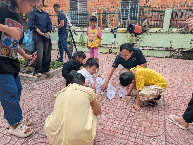 Hè 2025, nhiều em nhỏ hào hứng 'chơi trốn tìm cùng ông mặt trời' - Ảnh 10.