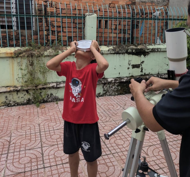 Hè 2025, nhiều em nhỏ hào hứng 'chơi trốn tìm cùng ông mặt trời' - Ảnh 8.
