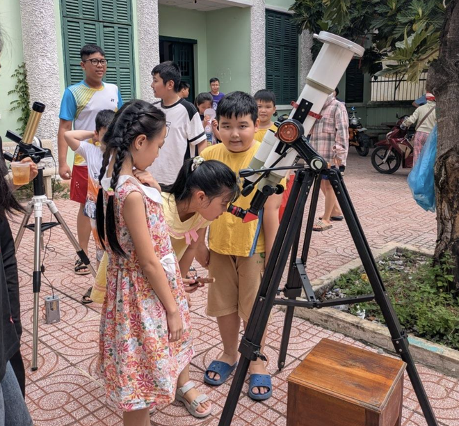 Hè 2025, nhiều em nhỏ hào hứng 'chơi trốn tìm cùng ông mặt trời' - Ảnh 7.