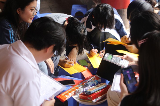 Sĩ tử viết sớ cầu may tại Văn Miếu trước kỳ thi tốt nghiệp THPT 2025- Ảnh 4. Sĩ tử viết sớ cầu may tại Văn Miếu trước kỳ thi tốt nghiệp THPT 2025- Ảnh 4.