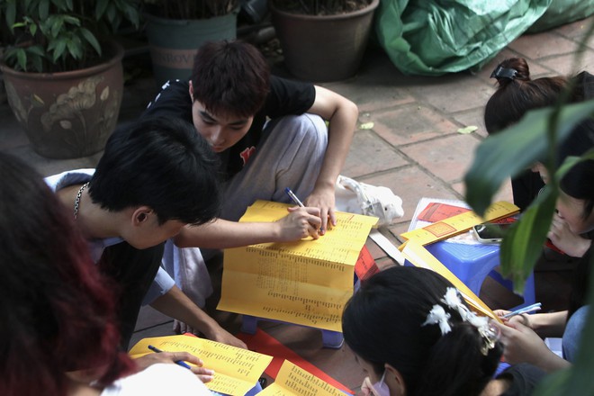 Sĩ tử viết sớ cầu may tại Văn Miếu trước kỳ thi tốt nghiệp THPT 2025- Ảnh 3. Sĩ tử viết sớ cầu may tại Văn Miếu trước kỳ thi tốt nghiệp THPT 2025- Ảnh 3.