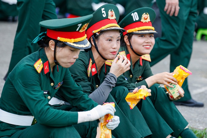 Hàng nghìn nữ chiến sĩ đổ mồ hôi trong buổi hợp luyện nhiệm vụ A80- Ảnh 14.