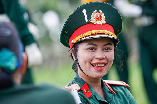 Hàng nghìn nữ chiến sĩ đổ mồ hôi trong buổi hợp luyện nhiệm vụ A80- Ảnh 16.