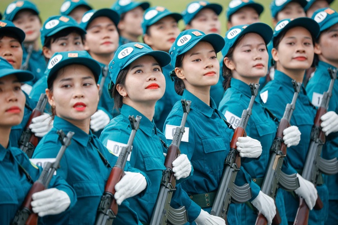Hàng nghìn nữ chiến sĩ đổ mồ hôi trong buổi hợp luyện nhiệm vụ A80- Ảnh 11. Hàng nghìn nữ chiến sĩ đổ mồ hôi trong buổi hợp luyện nhiệm vụ A80- Ảnh 11.