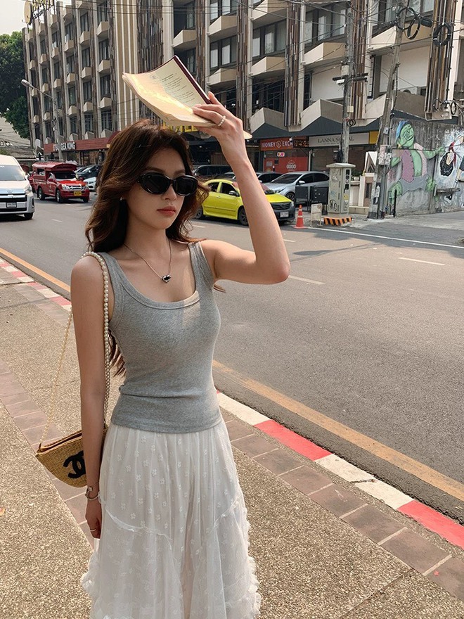 Diện áo tank top hai dây kín đáo mà vẫn ‘hút hồn’ - Ảnh 3.