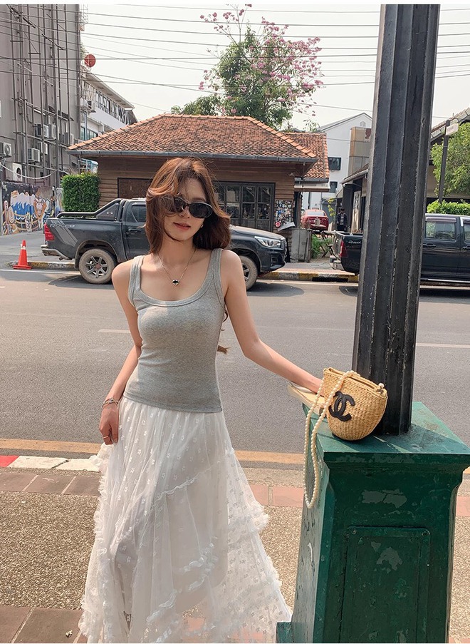 Diện áo tank top hai dây kín đáo mà vẫn ‘hút hồn’ - Ảnh 4.