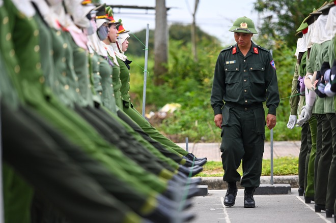 Những 'bông hoa thép' luyện tập dưới nắng nóng thao trường, chuẩn bị cho sự kiện A80- Ảnh 15. Những 'bông hoa thép' luyện tập dưới nắng nóng thao trường, chuẩn bị cho sự kiện A80- Ảnh 15.