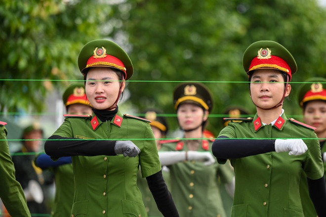 Những 'bông hoa thép' luyện tập dưới nắng nóng thao trường, chuẩn bị cho sự kiện A80- Ảnh 13. Những 'bông hoa thép' luyện tập dưới nắng nóng thao trường, chuẩn bị cho sự kiện A80- Ảnh 13.