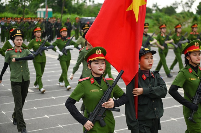 Những 'bông hoa thép' luyện tập dưới nắng nóng thao trường, chuẩn bị cho sự kiện A80- Ảnh 12. Những 'bông hoa thép' luyện tập dưới nắng nóng thao trường, chuẩn bị cho sự kiện A80- Ảnh 12.