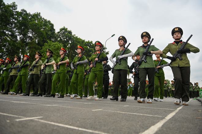 Những 'bông hoa thép' luyện tập dưới nắng nóng thao trường, chuẩn bị cho sự kiện A80- Ảnh 14. Những 'bông hoa thép' luyện tập dưới nắng nóng thao trường, chuẩn bị cho sự kiện A80- Ảnh 14.