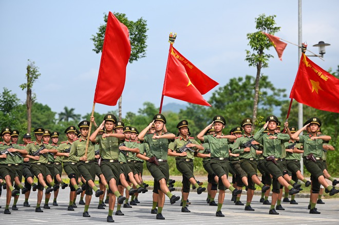 Những 'bông hoa thép' luyện tập dưới nắng nóng thao trường, chuẩn bị cho sự kiện A80- Ảnh 8. Những 'bông hoa thép' luyện tập dưới nắng nóng thao trường, chuẩn bị cho sự kiện A80- Ảnh 8.
