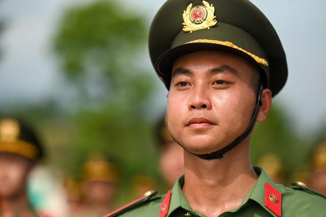 Những 'bông hoa thép' luyện tập dưới nắng nóng thao trường, chuẩn bị cho sự kiện A80- Ảnh 3. Những 'bông hoa thép' luyện tập dưới nắng nóng thao trường, chuẩn bị cho sự kiện A80- Ảnh 3.
