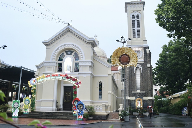 Nhà thờ do cậu Nam Phương hoàng hậu xây và chiếc túi lạ treo tượng thánh- Ảnh 5. Nhà thờ do cậu Nam Phương hoàng hậu xây và chiếc túi lạ treo tượng thánh- Ảnh 5.