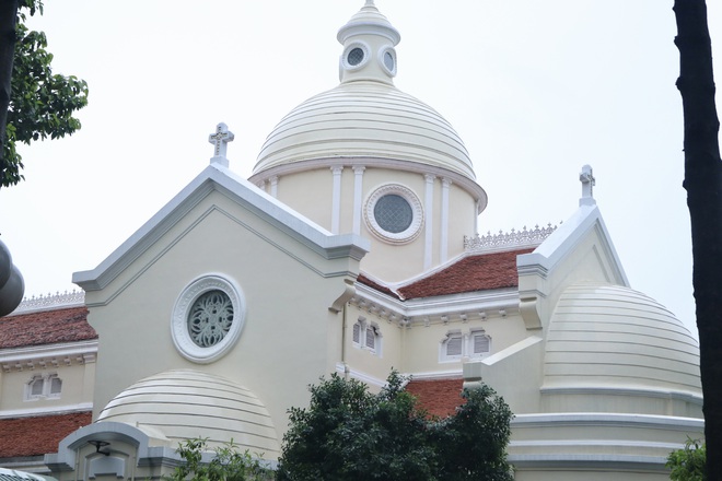 Nhà thờ do cậu Nam Phương hoàng hậu xây và chiếc túi lạ treo tượng thánh- Ảnh 6. Nhà thờ do cậu Nam Phương hoàng hậu xây và chiếc túi lạ treo tượng thánh- Ảnh 6.