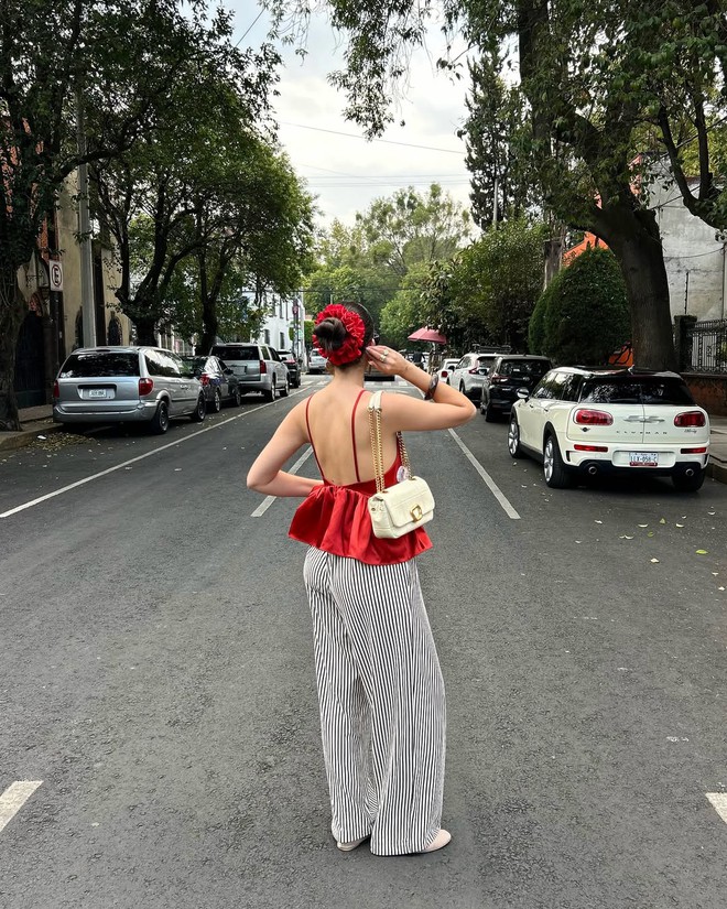 Váy áo cổ yếm thanh thoát, lãng mạn như cơn gió mùa hè- Ảnh 11.