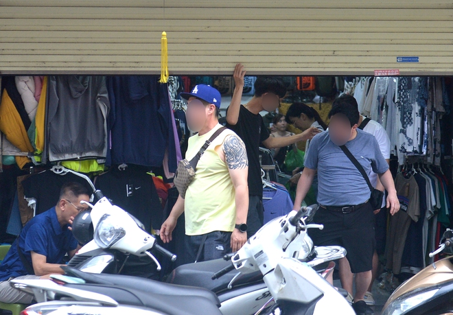 Tiểu thương phố cổ Hà Nội 'hé cửa' bán hàng trong đợt cao điểm chống hàng giả- Ảnh 13.