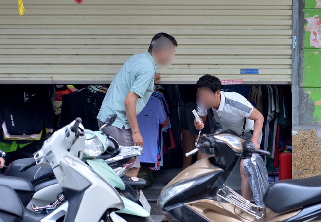 Tiểu thương phố cổ Hà Nội 'hé cửa' bán hàng trong đợt cao điểm chống hàng giả- Ảnh 14.