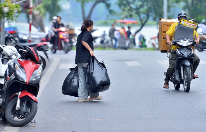Tiểu thương phố cổ Hà Nội 'hé cửa' bán hàng trong đợt cao điểm chống hàng giả- Ảnh 10. Tiểu thương phố cổ Hà Nội 'hé cửa' bán hàng trong đợt cao điểm chống hàng giả- Ảnh 10.