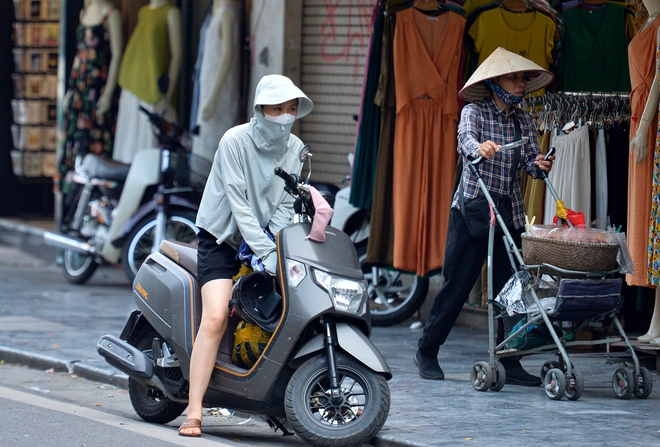 Tiểu thương phố cổ Hà Nội 'hé cửa' bán hàng trong đợt cao điểm chống hàng giả- Ảnh 9. Tiểu thương phố cổ Hà Nội 'hé cửa' bán hàng trong đợt cao điểm chống hàng giả- Ảnh 9.