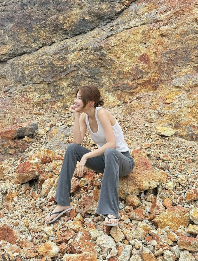 Đa dạng phong cách từ một chiếc áo tank top - Ảnh 8.