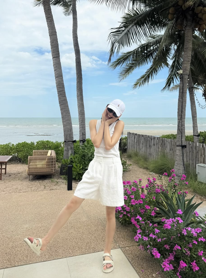 Đa dạng phong cách từ một chiếc áo tank top - Ảnh 2.