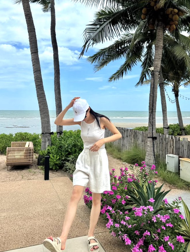 Đa dạng phong cách từ một chiếc áo tank top - Ảnh 3.
