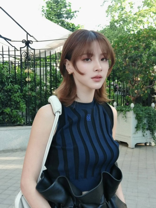 Đa dạng phong cách từ một chiếc áo tank top - Ảnh 4.