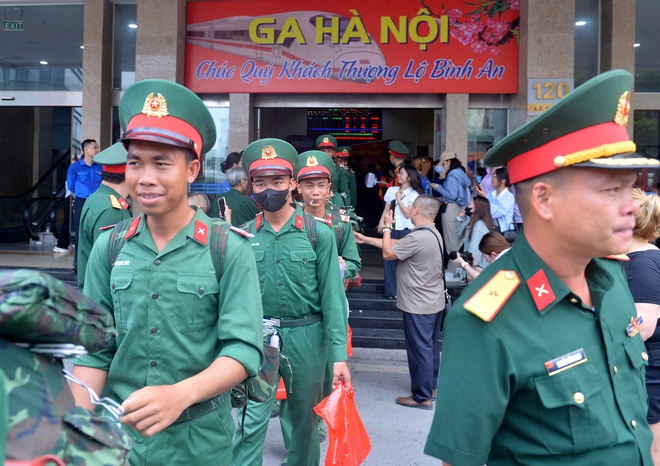Nữ sinh tìm được bạn trai trong hàng trăm chiến sĩ ra Hà Nội thực hiện nhiệm vụ A80- Ảnh 5. Nữ sinh tìm được bạn trai trong hàng trăm chiến sĩ ra Hà Nội thực hiện nhiệm vụ A80- Ảnh 5.