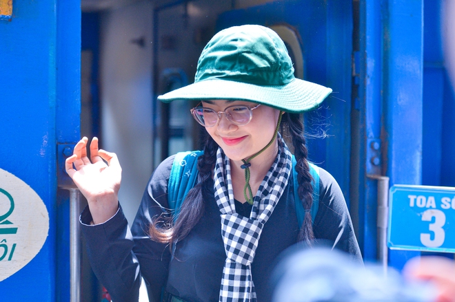 Thiếu uý hoãn cưới và nụ cười tỏa nắng của những nữ chiến sĩ từ Nam ra Hà Nội- Ảnh 5. Thiếu uý hoãn cưới và nụ cười tỏa nắng của những nữ chiến sĩ từ Nam ra Hà Nội- Ảnh 5.