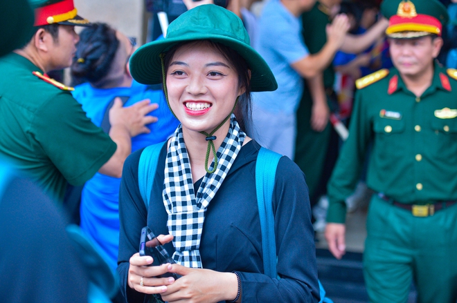 Thiếu uý hoãn cưới và nụ cười tỏa nắng của những nữ chiến sĩ từ Nam ra Hà Nội- Ảnh 4. Thiếu uý hoãn cưới và nụ cười tỏa nắng của những nữ chiến sĩ từ Nam ra Hà Nội- Ảnh 4.
