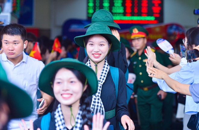 Thiếu uý hoãn cưới và nụ cười tỏa nắng của những nữ chiến sĩ từ Nam ra Hà Nội- Ảnh 8. Thiếu uý hoãn cưới và nụ cười tỏa nắng của những nữ chiến sĩ từ Nam ra Hà Nội- Ảnh 8.