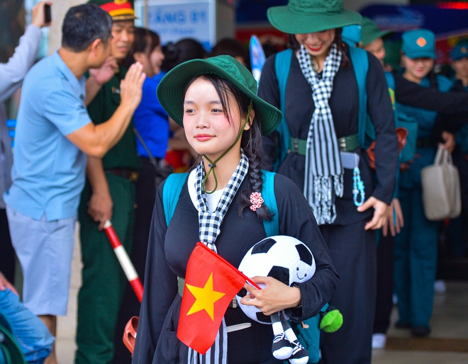 Thiếu uý hoãn cưới và nụ cười tỏa nắng của những nữ chiến sĩ từ Nam ra Hà Nội- Ảnh 6. Thiếu uý hoãn cưới và nụ cười tỏa nắng của những nữ chiến sĩ từ Nam ra Hà Nội- Ảnh 6.
