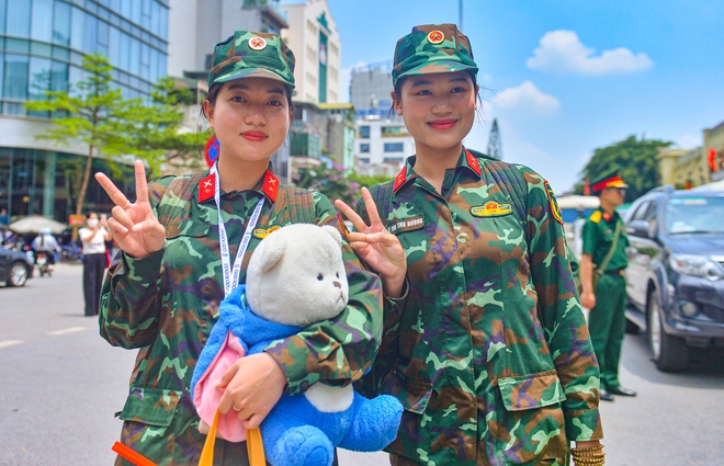 Thiếu uý hoãn cưới và nụ cười tỏa nắng của những nữ chiến sĩ từ Nam ra Hà Nội- Ảnh 9. Thiếu uý hoãn cưới và nụ cười tỏa nắng của những nữ chiến sĩ từ Nam ra Hà Nội- Ảnh 9.