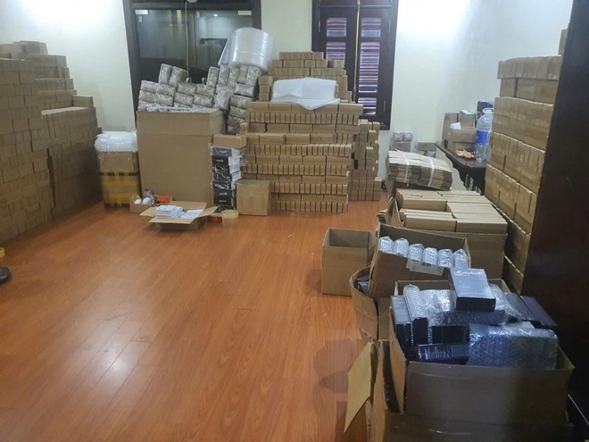 Hà Nội phá đường dây bán loa, tai nghe, đồng hồ giả cực lớn- Ảnh 3. Hà Nội phá đường dây bán loa, tai nghe, đồng hồ giả cực lớn- Ảnh 3.