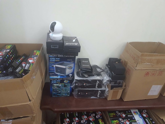 Hà Nội phá đường dây bán loa, tai nghe, đồng hồ giả cực lớn- Ảnh 4. Hà Nội phá đường dây bán loa, tai nghe, đồng hồ giả cực lớn- Ảnh 4.