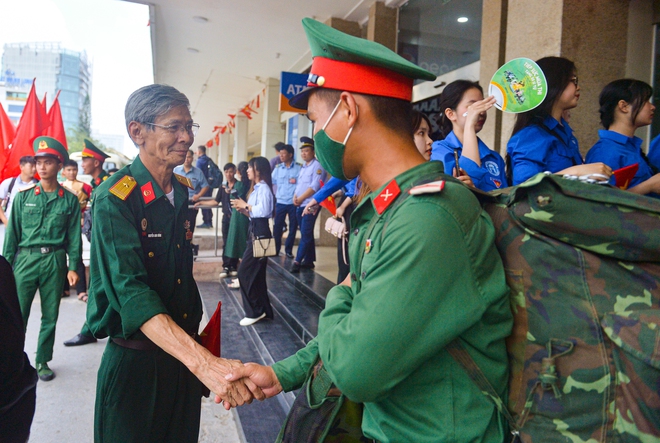 Cựu chiến binh bắt tay, chào điều lệnh từng chiến sĩ làm nhiệm vụ A80- Ảnh 3.