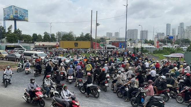 Nguyên nhân nút giao An Phú ùn ứ cả ngày, người dân mệt mỏi? - Ảnh 2.
