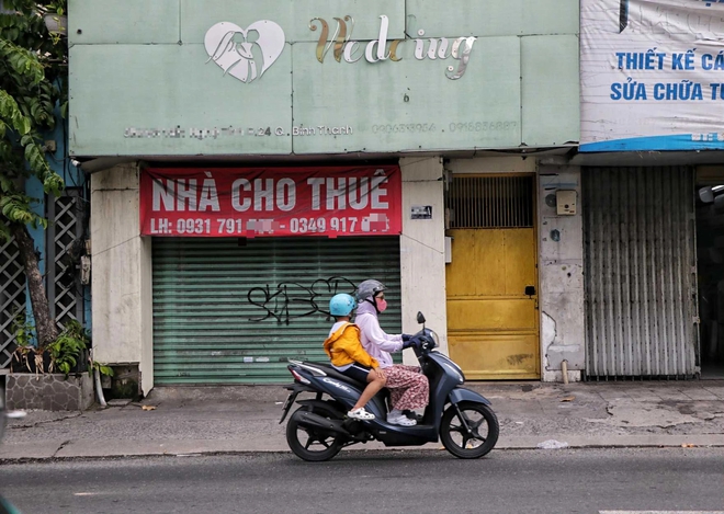 Mặt bằng bỏ trống ở nhiều con đường sầm uất tại TP.HCM, chi chít bảng cho thuê - Ảnh 10.
