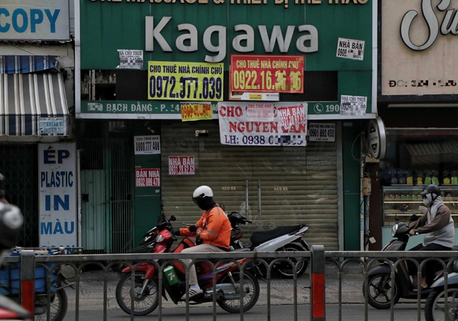 Mặt bằng bỏ trống ở nhiều con đường sầm uất tại TP.HCM, chi chít bảng cho thuê - Ảnh 9.