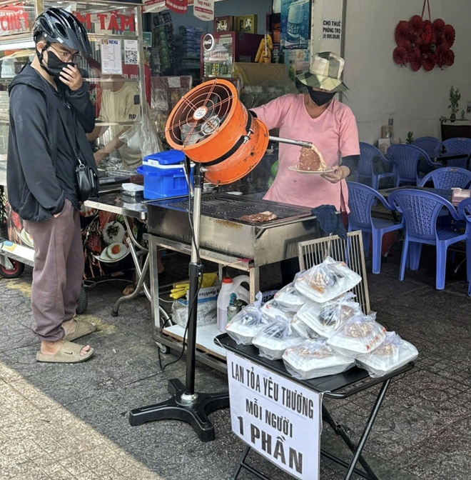 Phường mới ở TP.HCM: 'Thấy l&agrave; thương' những bảng th&ocirc;ng b&aacute;o miễn ph&iacute;, nghĩa t&igrave;nh, h&agrave;o sảng - Ảnh 9.