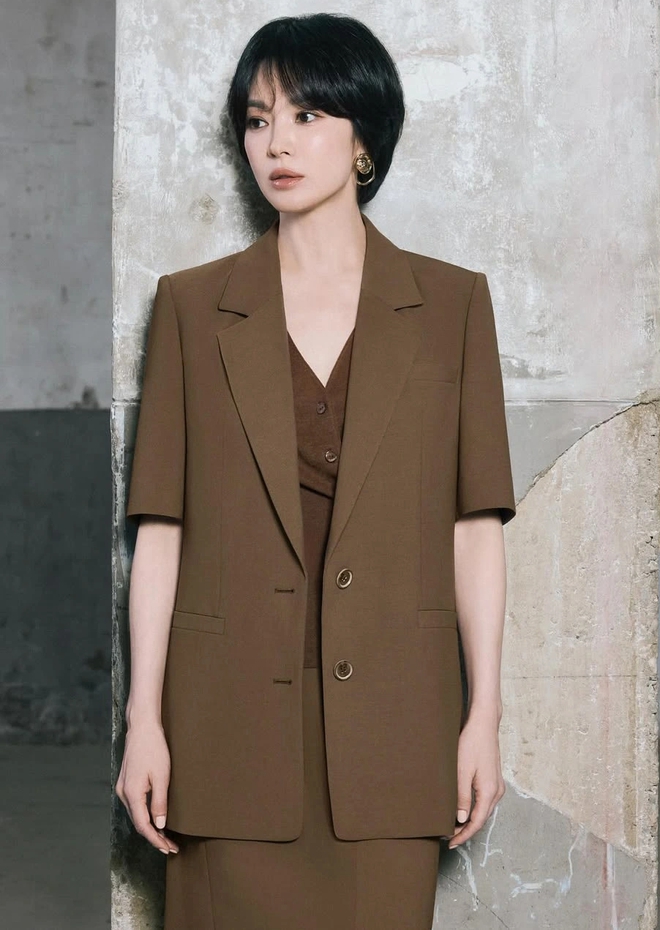 Lên đồ công sở sành điệu như Song Hye Kyo- Ảnh 8. Lên đồ công sở sành điệu như Song Hye Kyo- Ảnh 8.