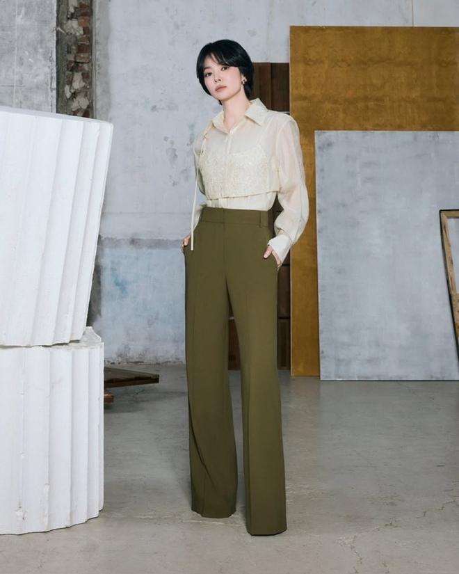 Lên đồ công sở sành điệu như Song Hye Kyo- Ảnh 5. Lên đồ công sở sành điệu như Song Hye Kyo- Ảnh 5.