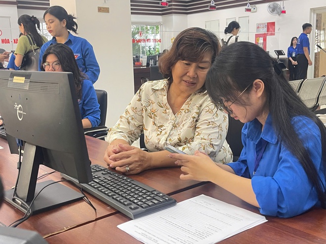 Đến phường làm thủ tục tự tin và gần gũi hơn nhờ có thanh niên hỗ trợ- Ảnh 2. Đến phường làm thủ tục tự tin và gần gũi hơn nhờ có thanh niên hỗ trợ- Ảnh 2.