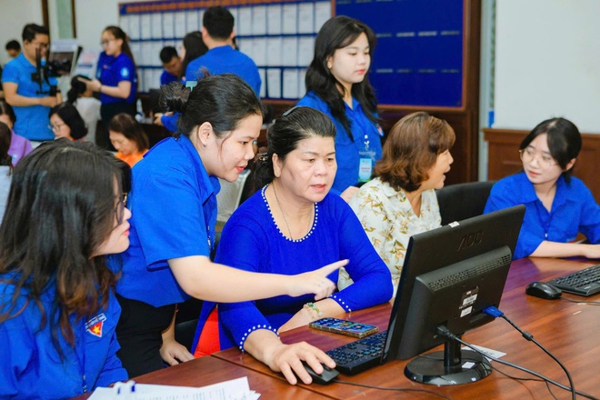 Đến phường làm thủ tục tự tin và gần gũi hơn nhờ có thanh niên hỗ trợ- Ảnh 3. Đến phường làm thủ tục tự tin và gần gũi hơn nhờ có thanh niên hỗ trợ- Ảnh 3.