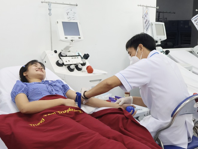 Thiếu nguồn máu dự trữ, TP.HCM đẩy mạnh khôi phục mạng lưới hiến máu cơ sở- Ảnh 3. Thiếu nguồn máu dự trữ, TP.HCM đẩy mạnh khôi phục mạng lưới hiến máu cơ sở- Ảnh 3.