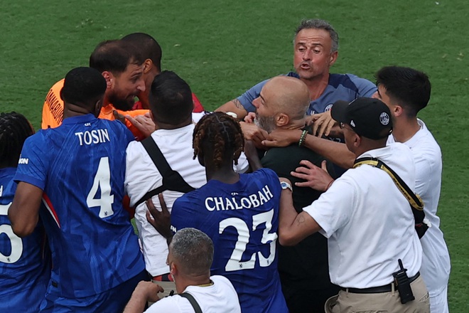 ‘Nạn nhân’ của cú tát lên tiếng, sếp lớn PSG vẫn bảo vệ tuyệt đối HLV Enrique- Ảnh 5.