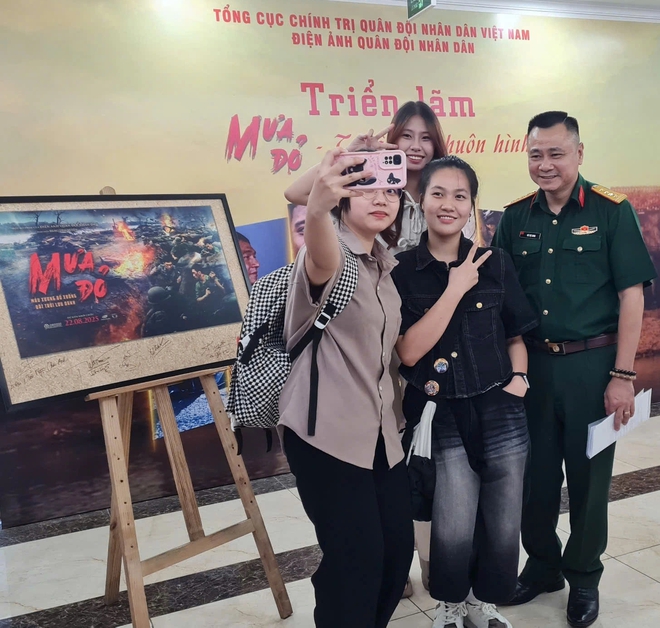 Á hậu Châu Anh, diễn viên Đỗ Nhật Hoàng xúc động tại triển lãm 'Mưa đỏ'- Ảnh 5. Á hậu Châu Anh, diễn viên Đỗ Nhật Hoàng xúc động tại triển lãm 'Mưa đỏ'- Ảnh 5.