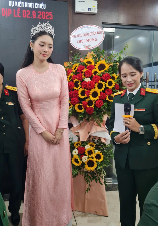 Á hậu Châu Anh, diễn viên Đỗ Nhật Hoàng xúc động tại triển lãm 'Mưa đỏ'- Ảnh 7. Á hậu Châu Anh, diễn viên Đỗ Nhật Hoàng xúc động tại triển lãm 'Mưa đỏ'- Ảnh 7.
