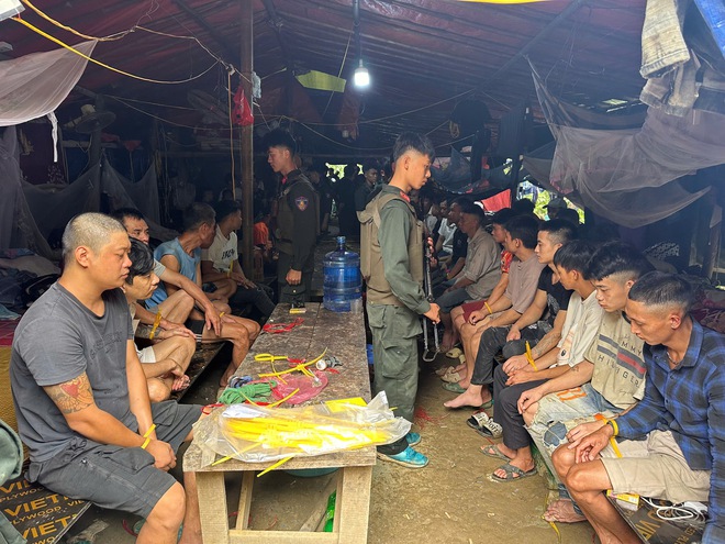 Bắt gần 60 người khai thác vàng trái phép ở Sơn La với số vàng trị giá 4 tỉ đồng - Ảnh 3. Bắt gần 60 người khai thác vàng trái phép ở Sơn La với số vàng trị giá 4 tỉ đồng - Ảnh 3.